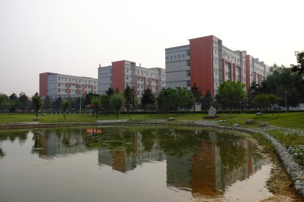 成都鐵路衛生學校寢室環境圖